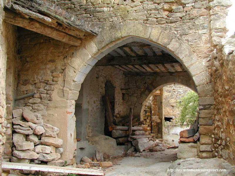 PASO ENTRE ARCOS OJIVALES. TRAS EL SEGUNDO, A IZQUIERDA, SE ACCEDE AL TEMPLO